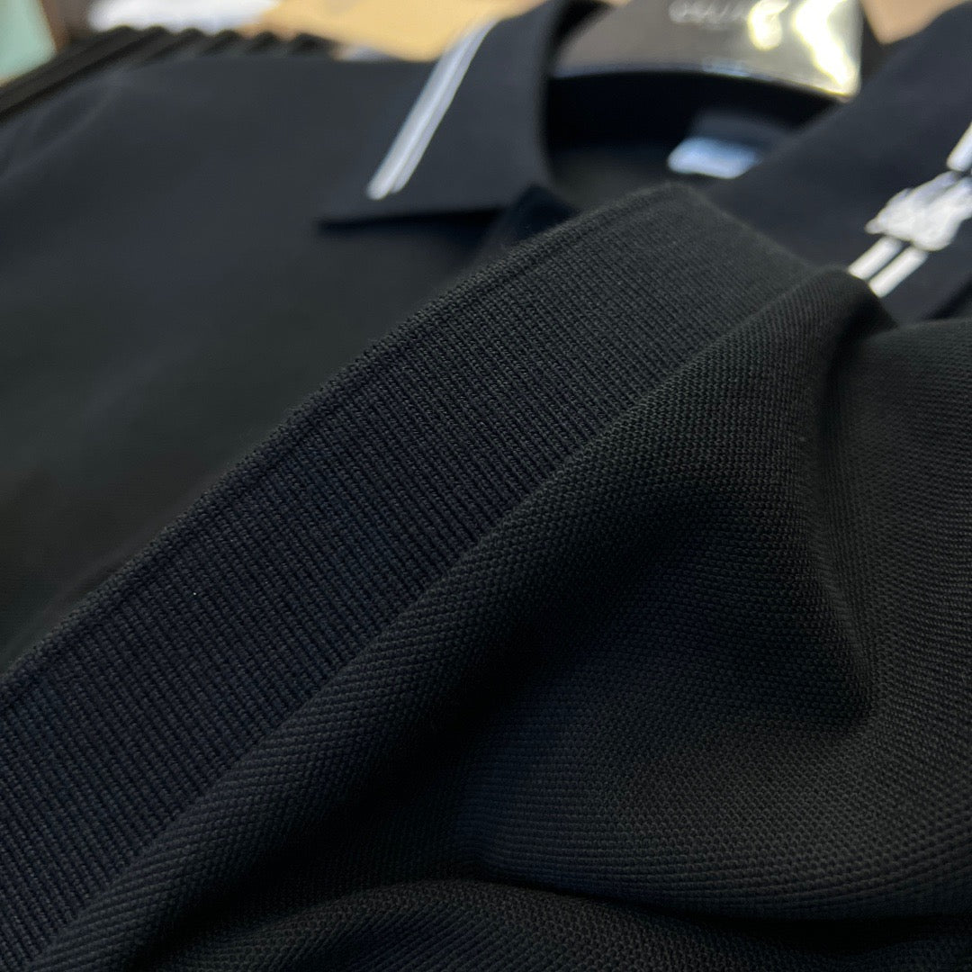 schwarzes und weißes Poloshirt