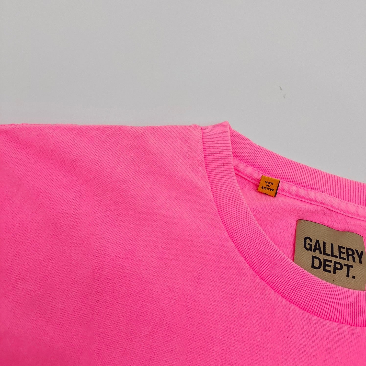 Gelbes, rosa und gelbes Organza-T-Shirt