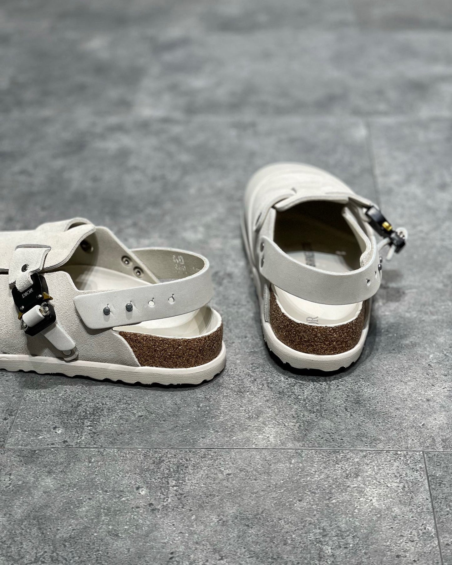 أحذية باللون الأسود والرمادي والأبيض العاجي