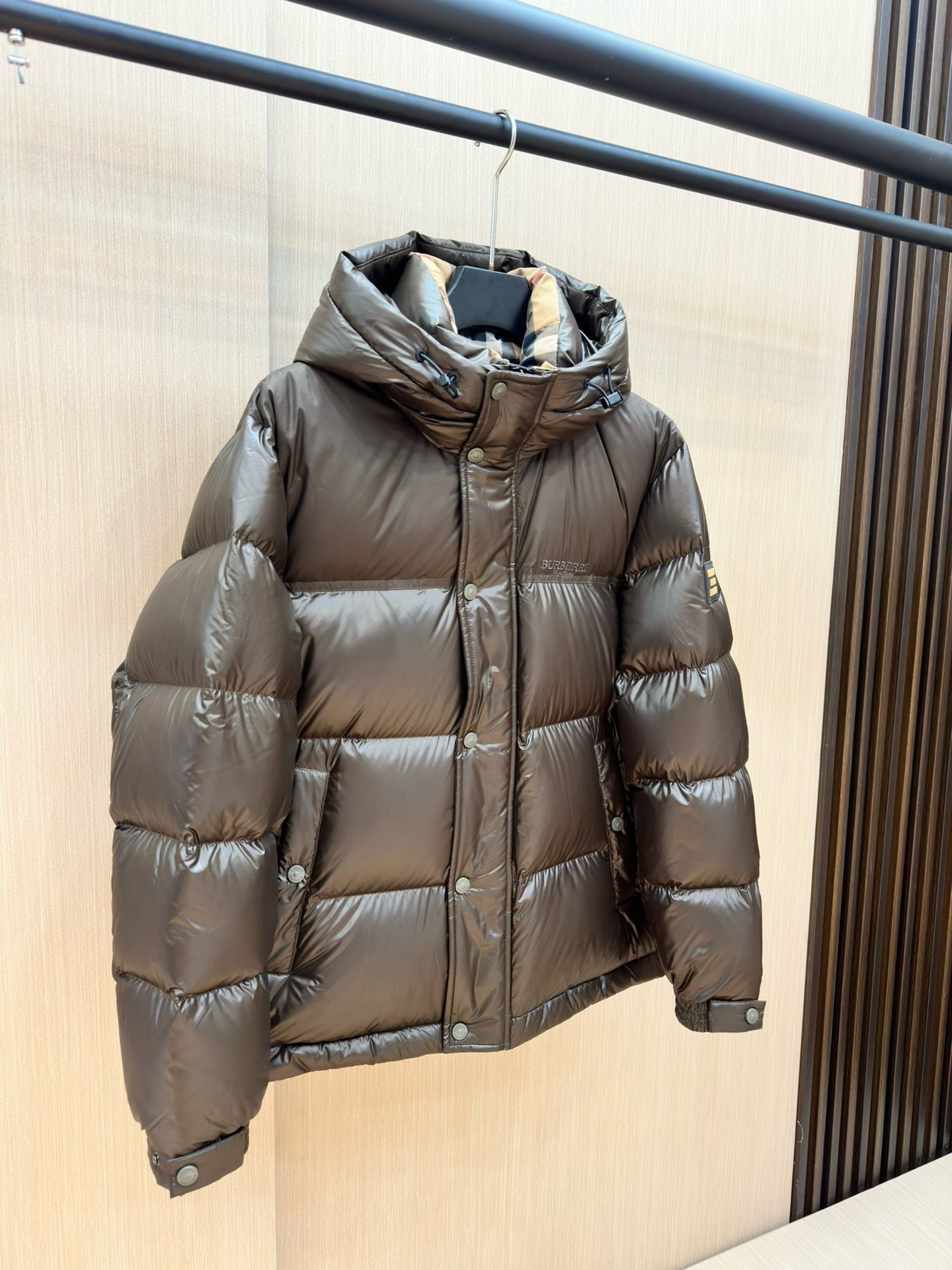 Schwarze und dunkelblaue Jacke