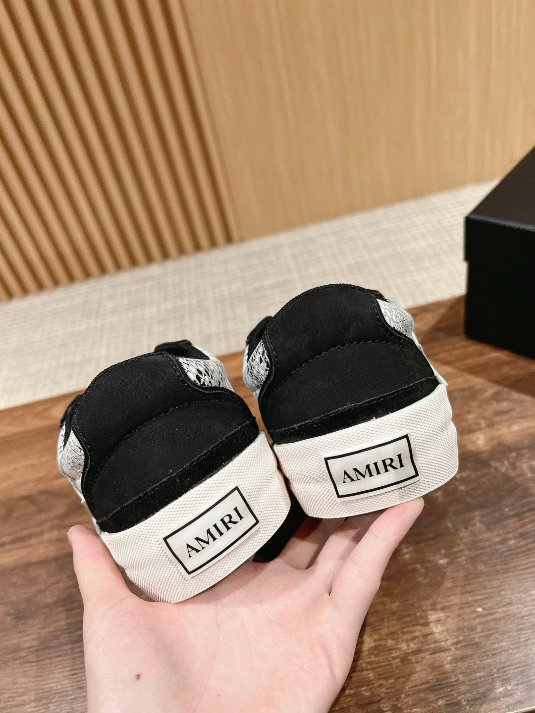 Zapatos blancos y negros