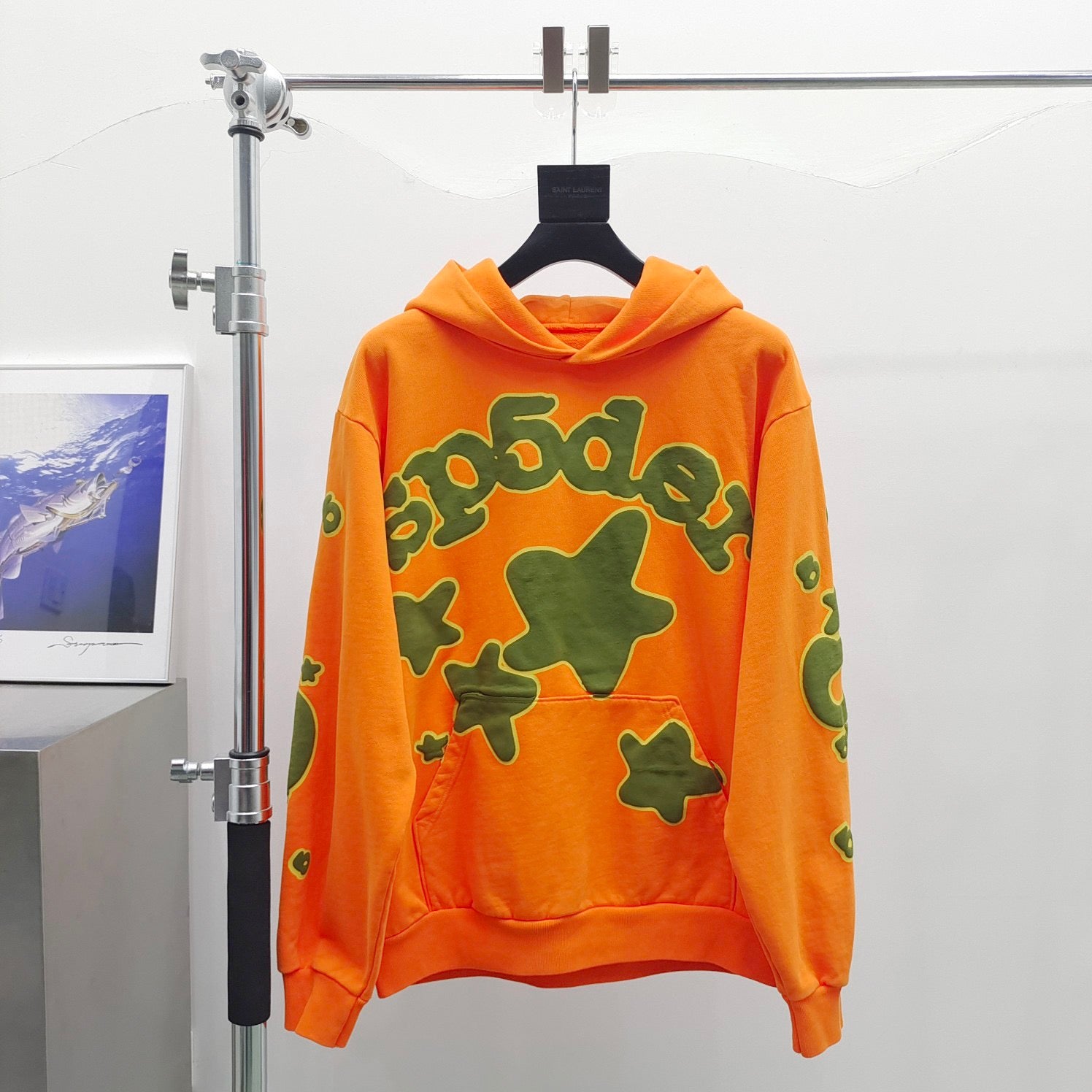 Orangefarbener Kapuzenpullover