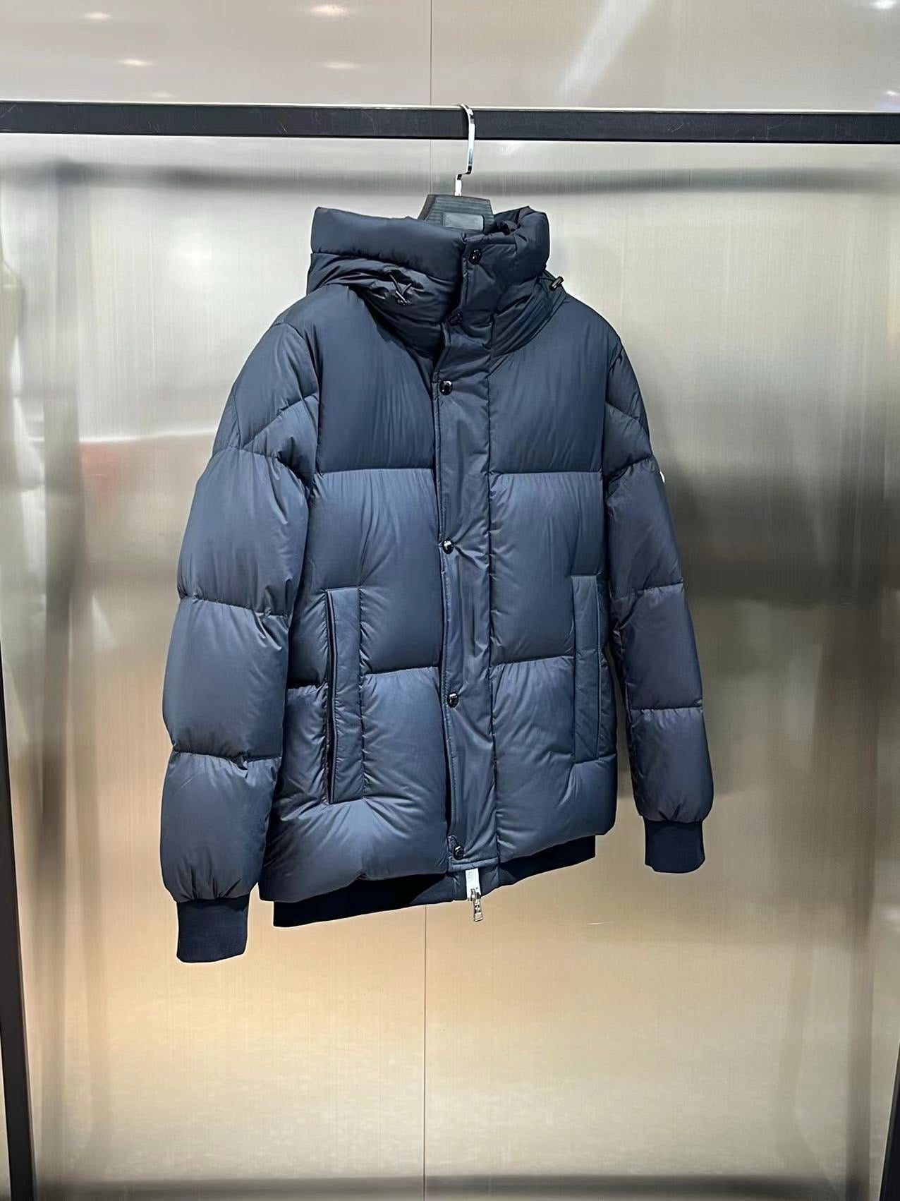 Schwarze, blaue und weiße Jacke