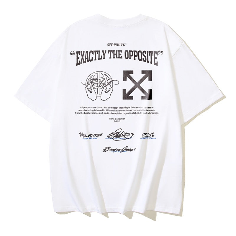 Weißes und schwarzes T-Shirt