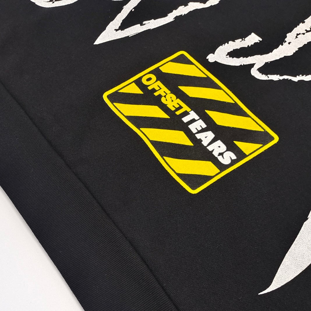 جارزة سوداء بقبعة شتوية