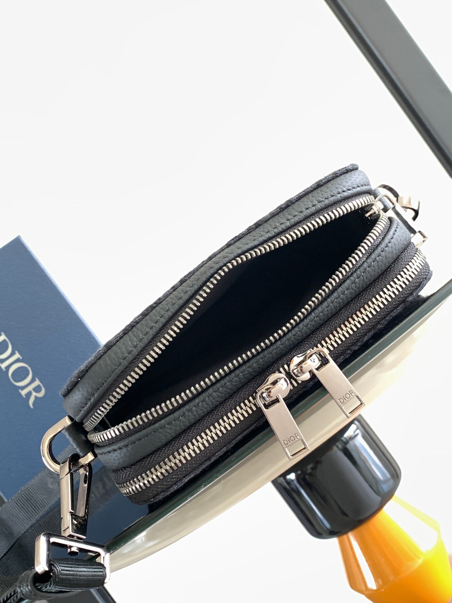 Aprikosen- und schwarze Tasche