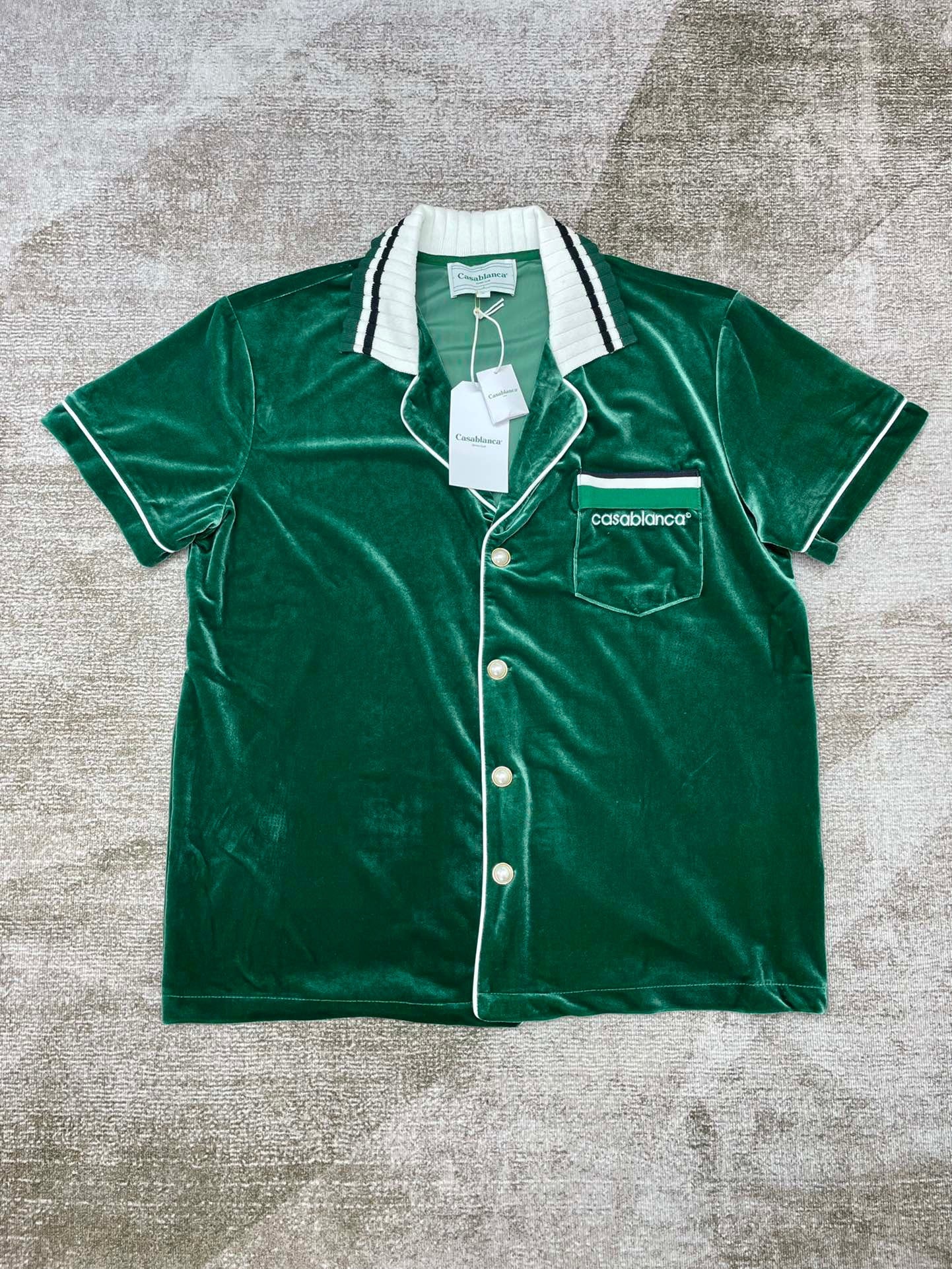 Schwarze und grüne Jacke