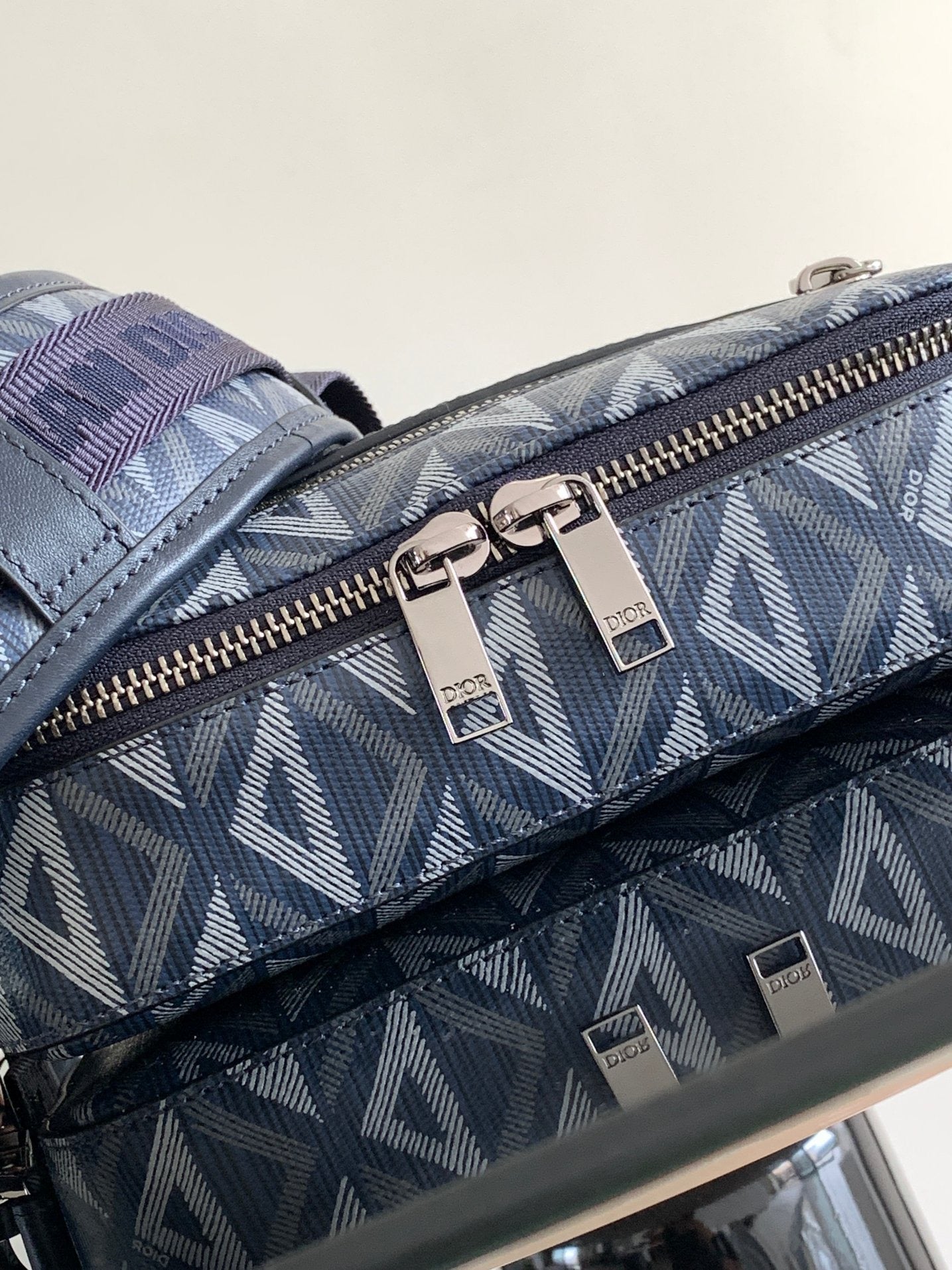Dunkelblaue Tasche