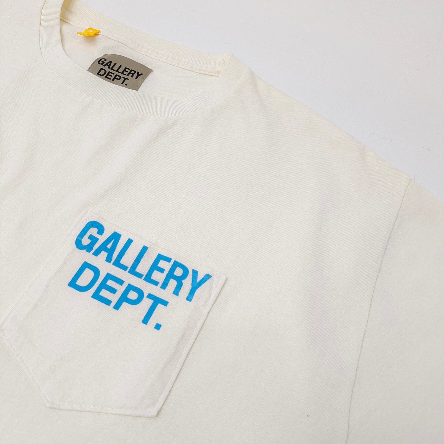 T-Shirt in Seeblau und Off-White