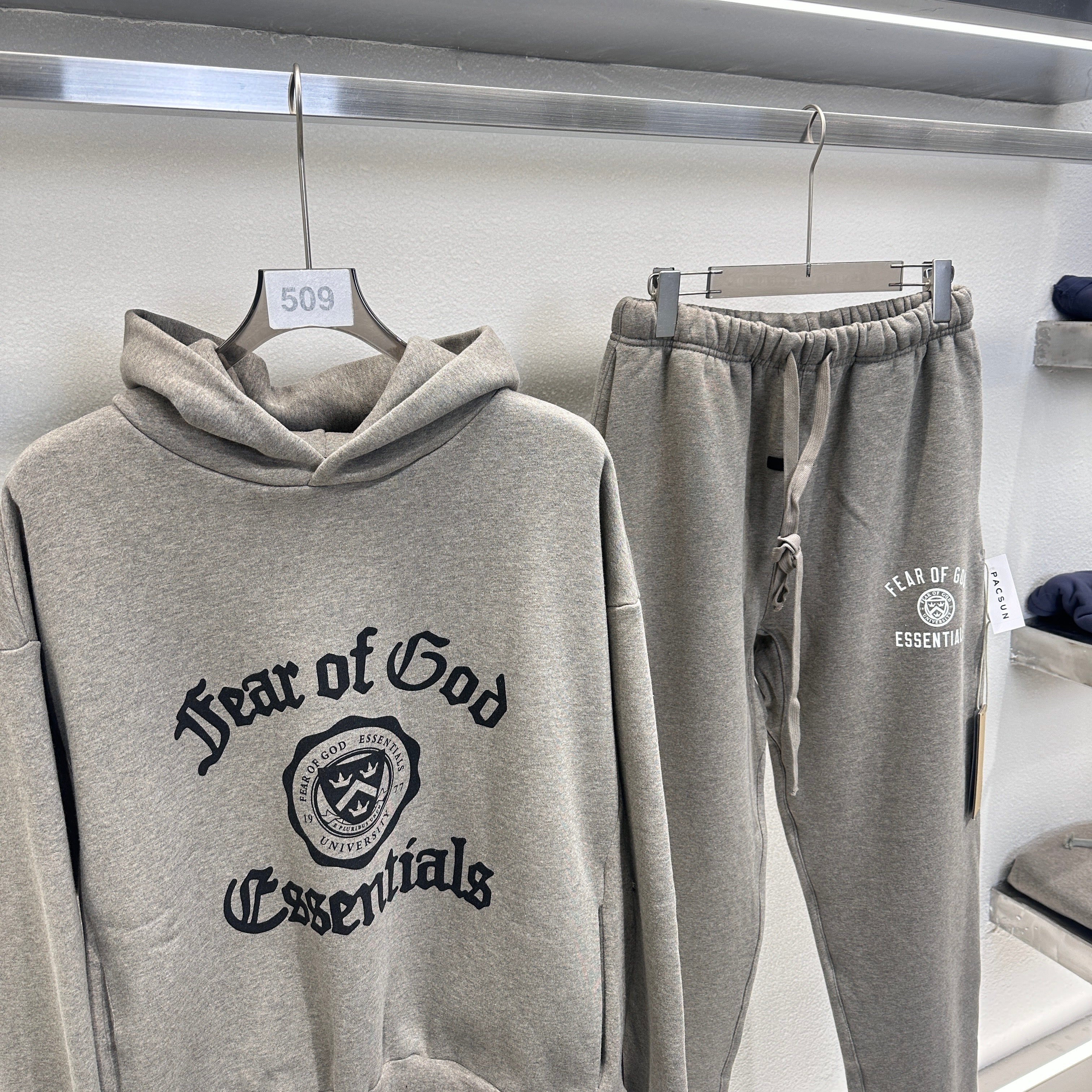 Sudadera con capucha negra y gris niebla oscura