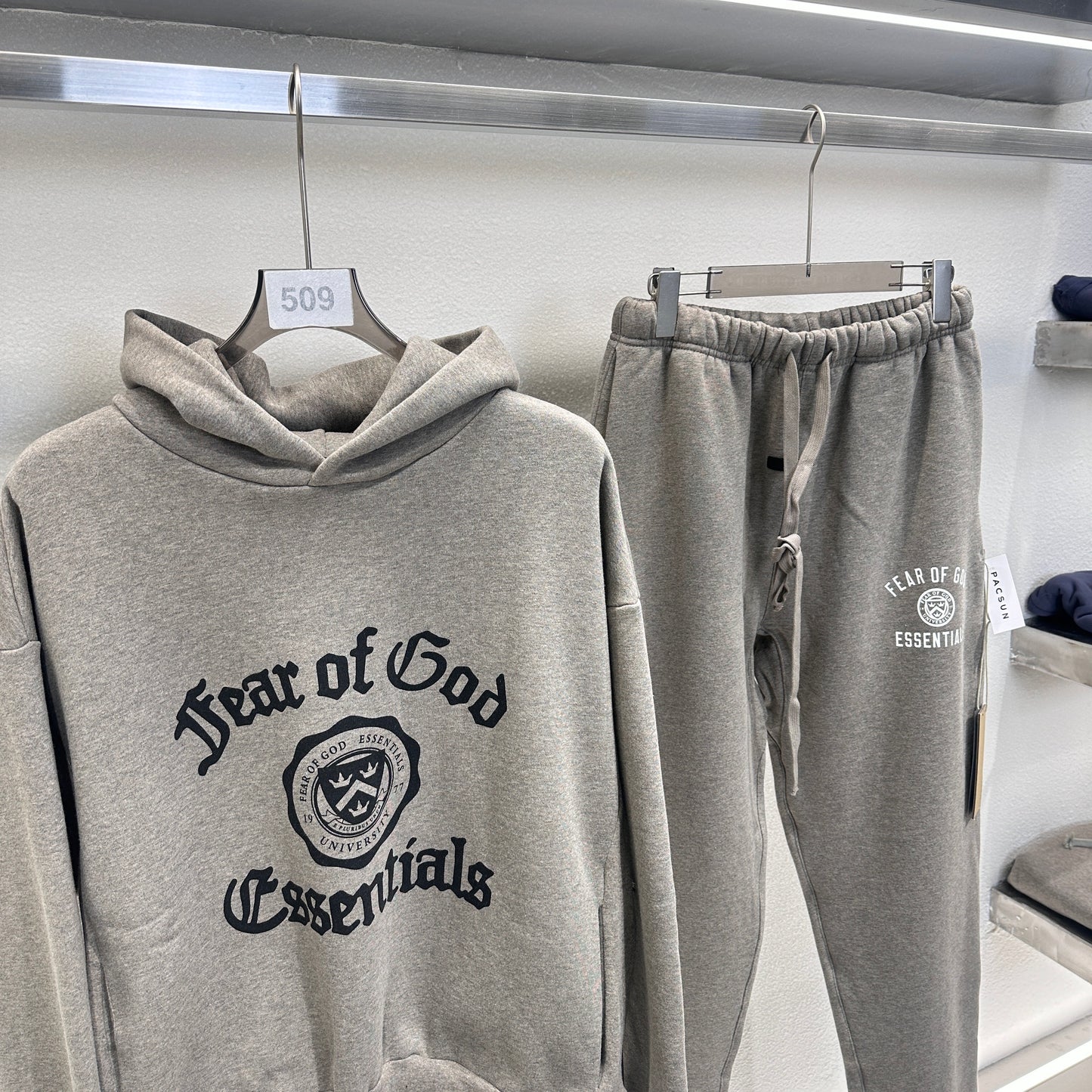Schwarzer und dunkelnebelgrauer Hoodie