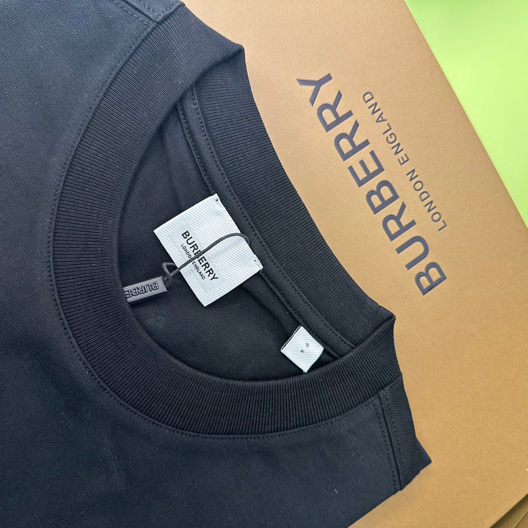 Weißes und schwarzes T-Shirt