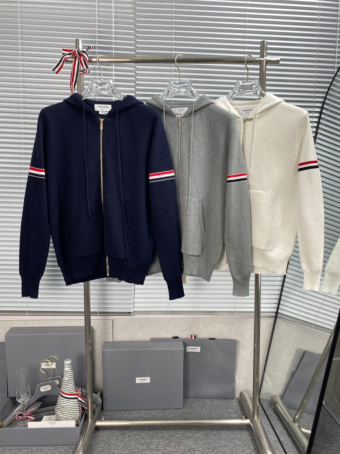 سترة متعددة الألوان