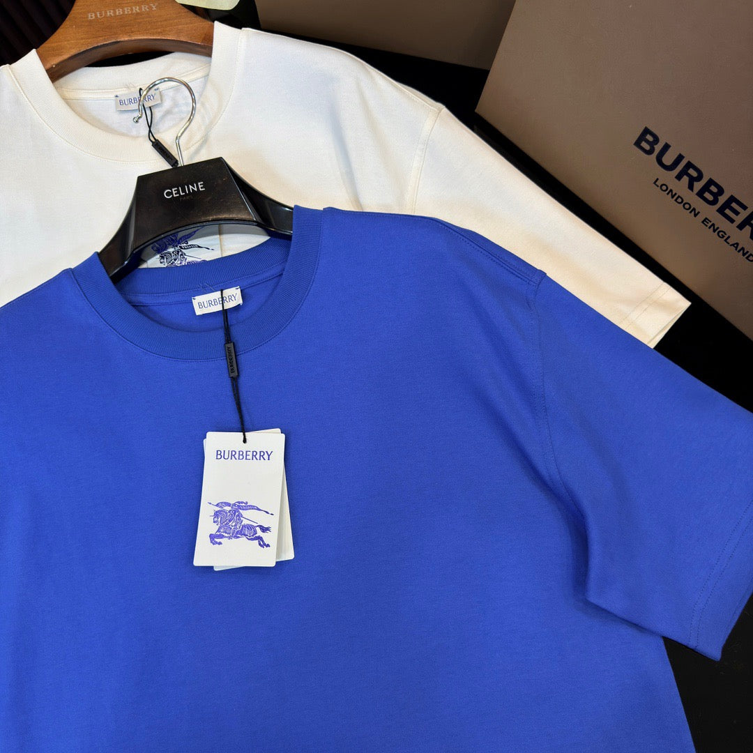 Weißes und blaues T-Shirt