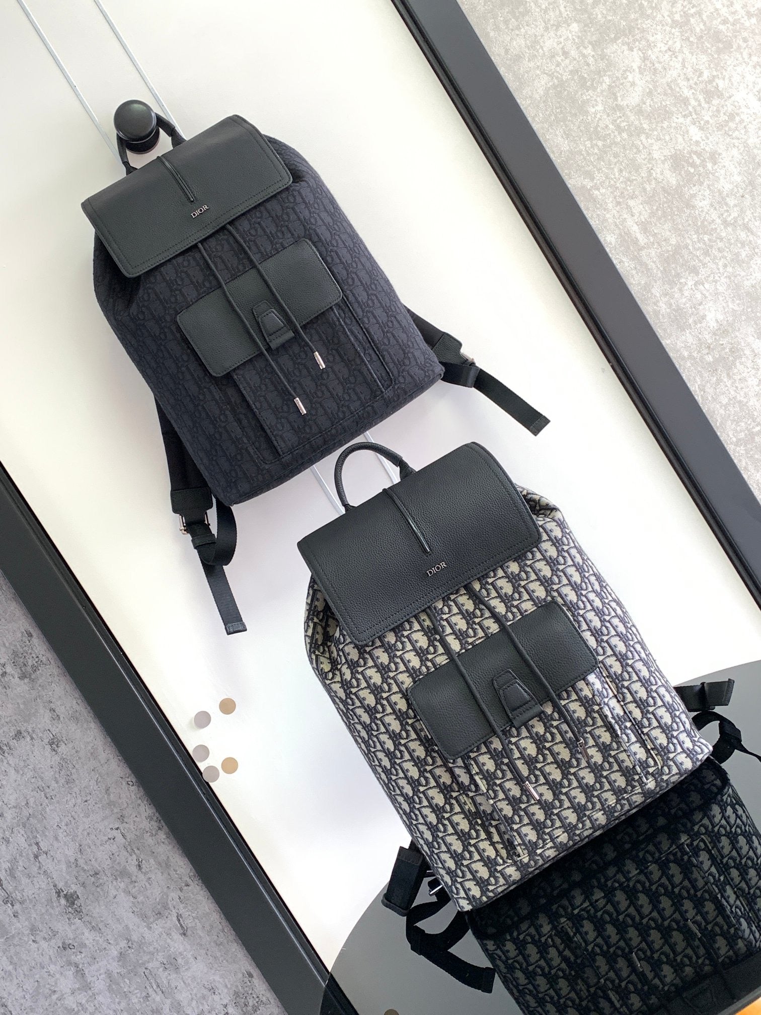 Aprikosen- und schwarze Tasche