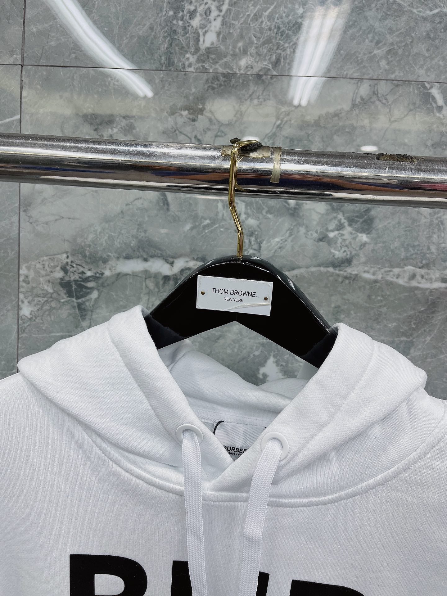 هودي أسود وبرتقالي فاتح وأبيض