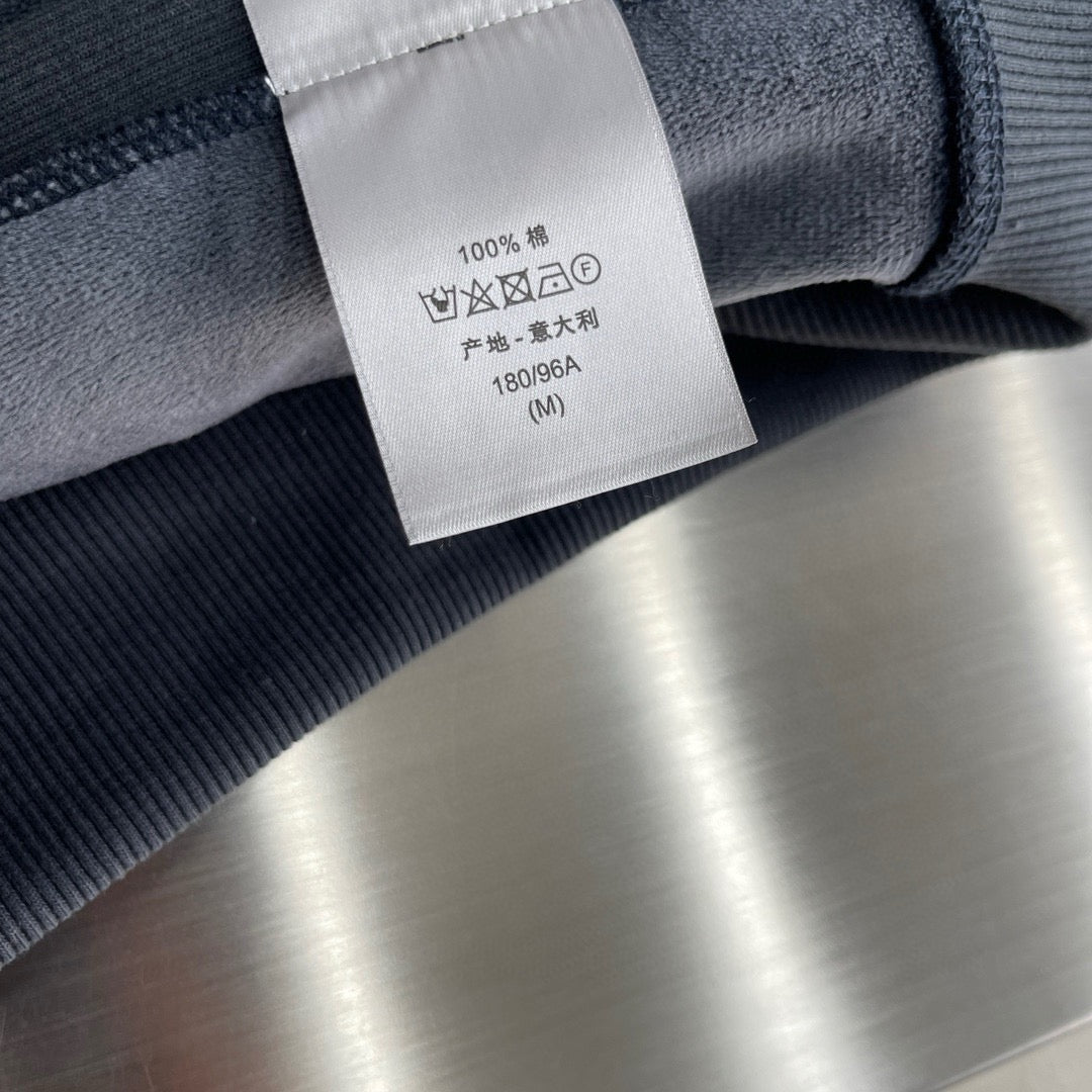 Schwarz-weißer Kapuzenpullover