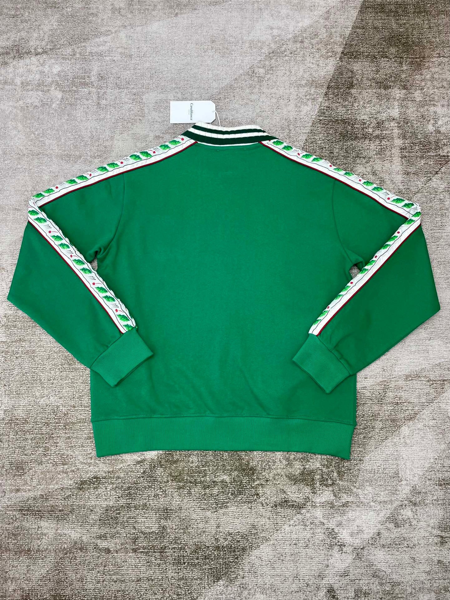 سترة حمراء وخضراء