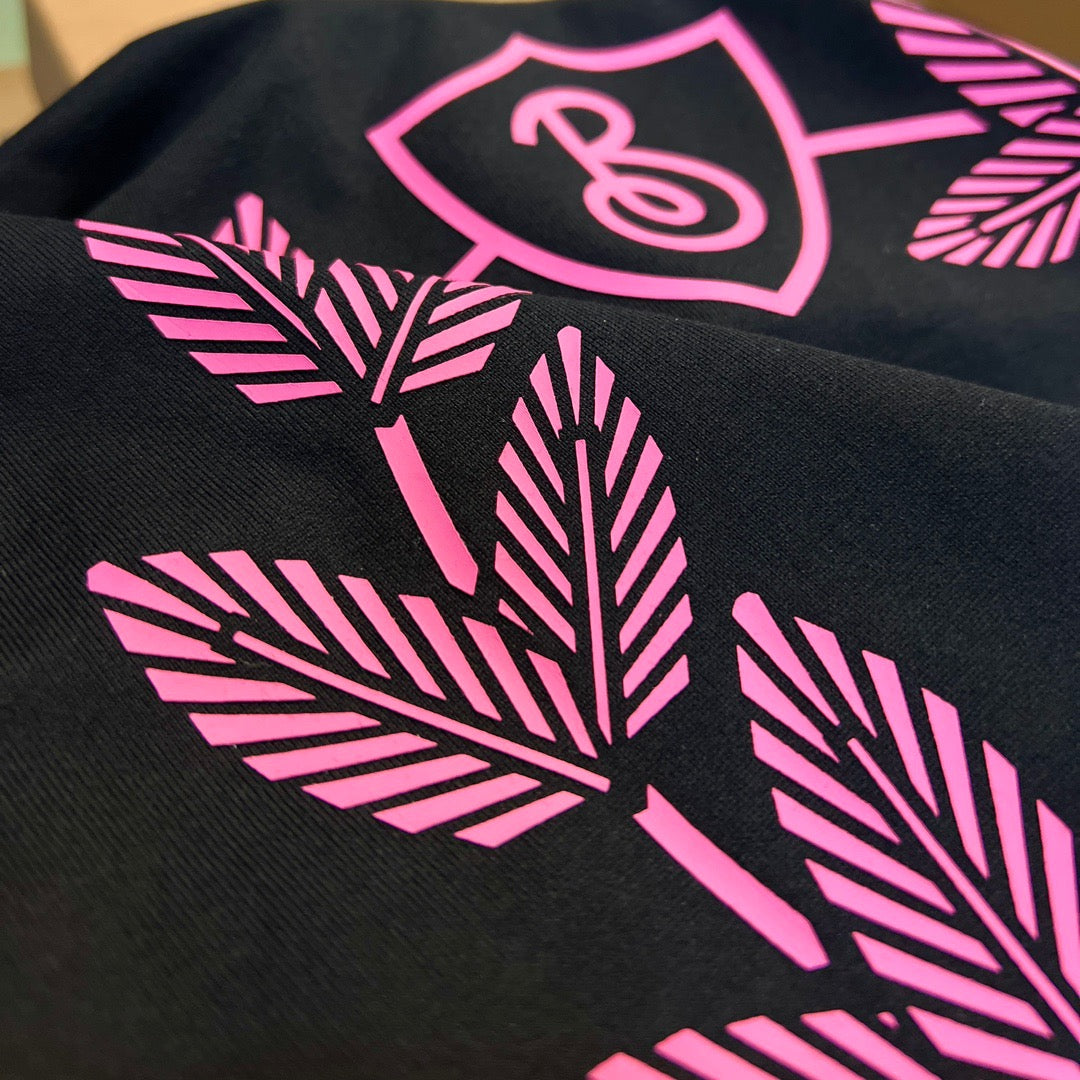 Schwarz-weißes T-Shirt