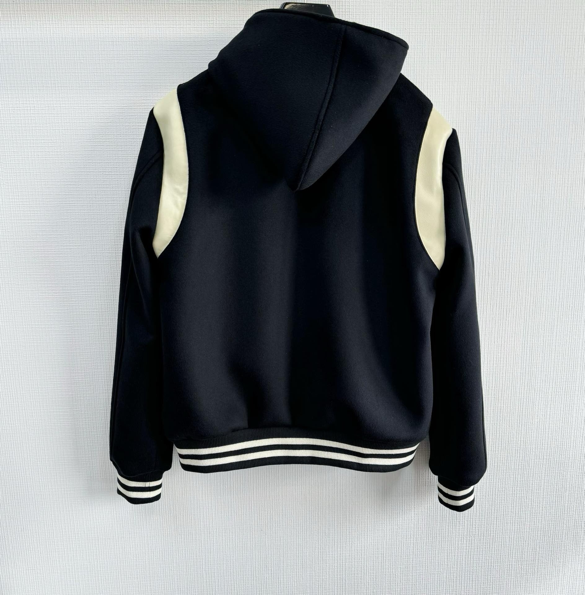 Schwarze weiße Jacke