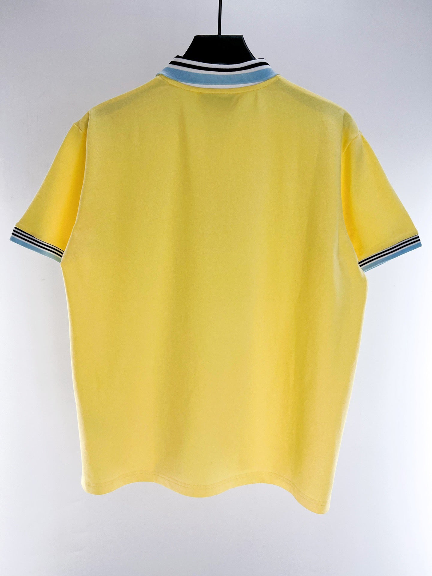 Gelbes und blaues Polo