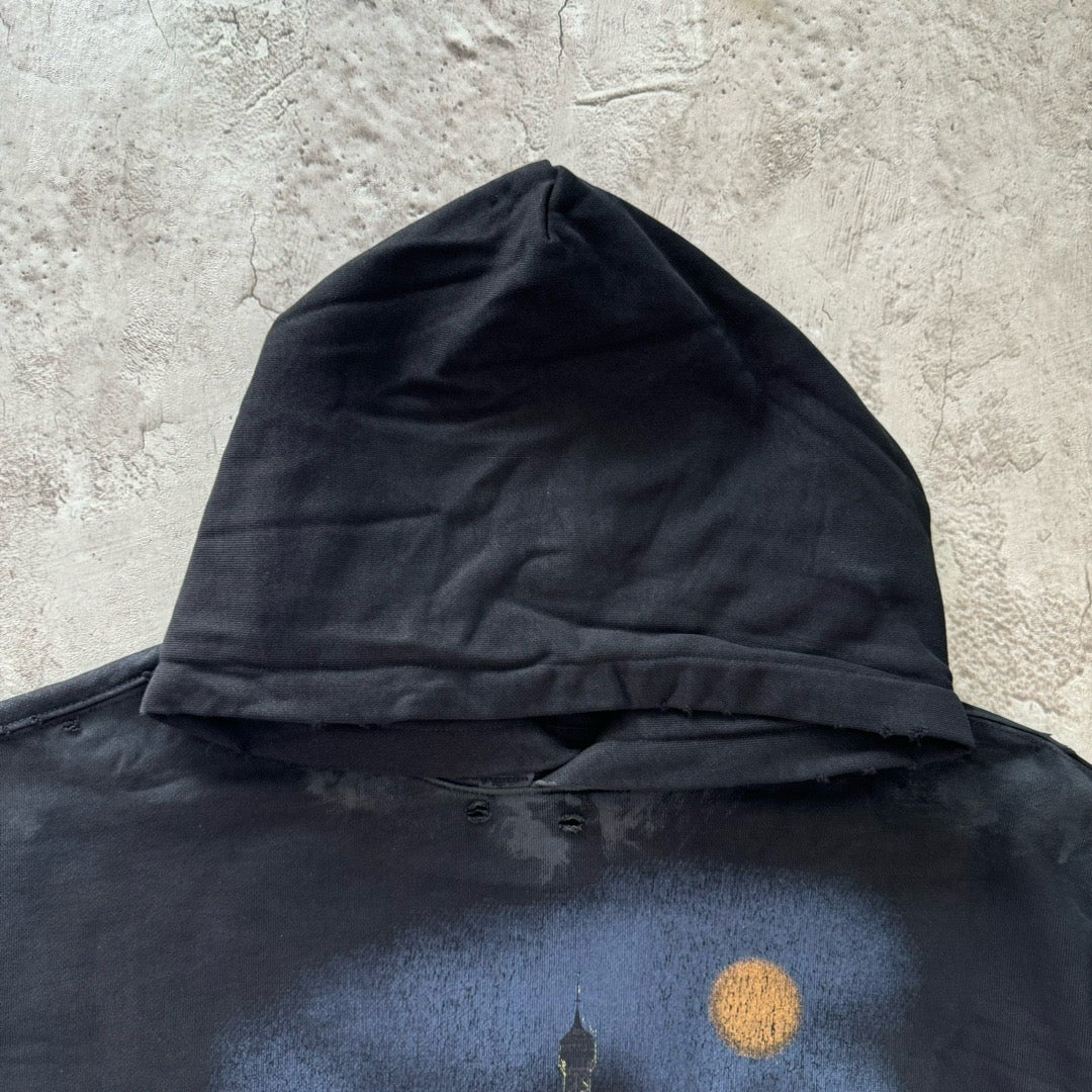 جارزة سوداء بقبعة شتوية