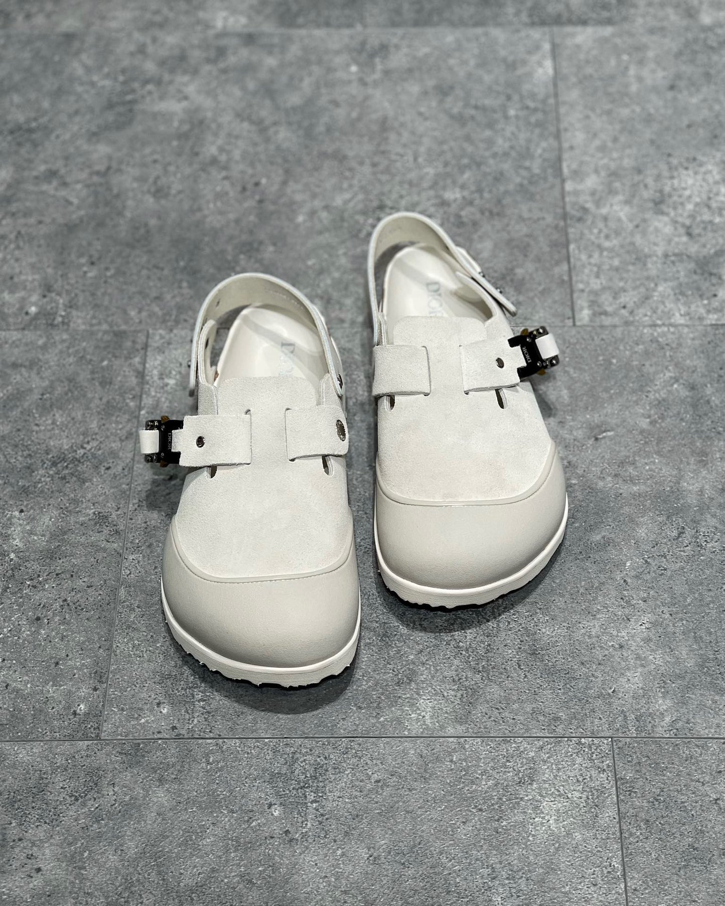 أحذية باللون الأسود والرمادي والأبيض العاجي