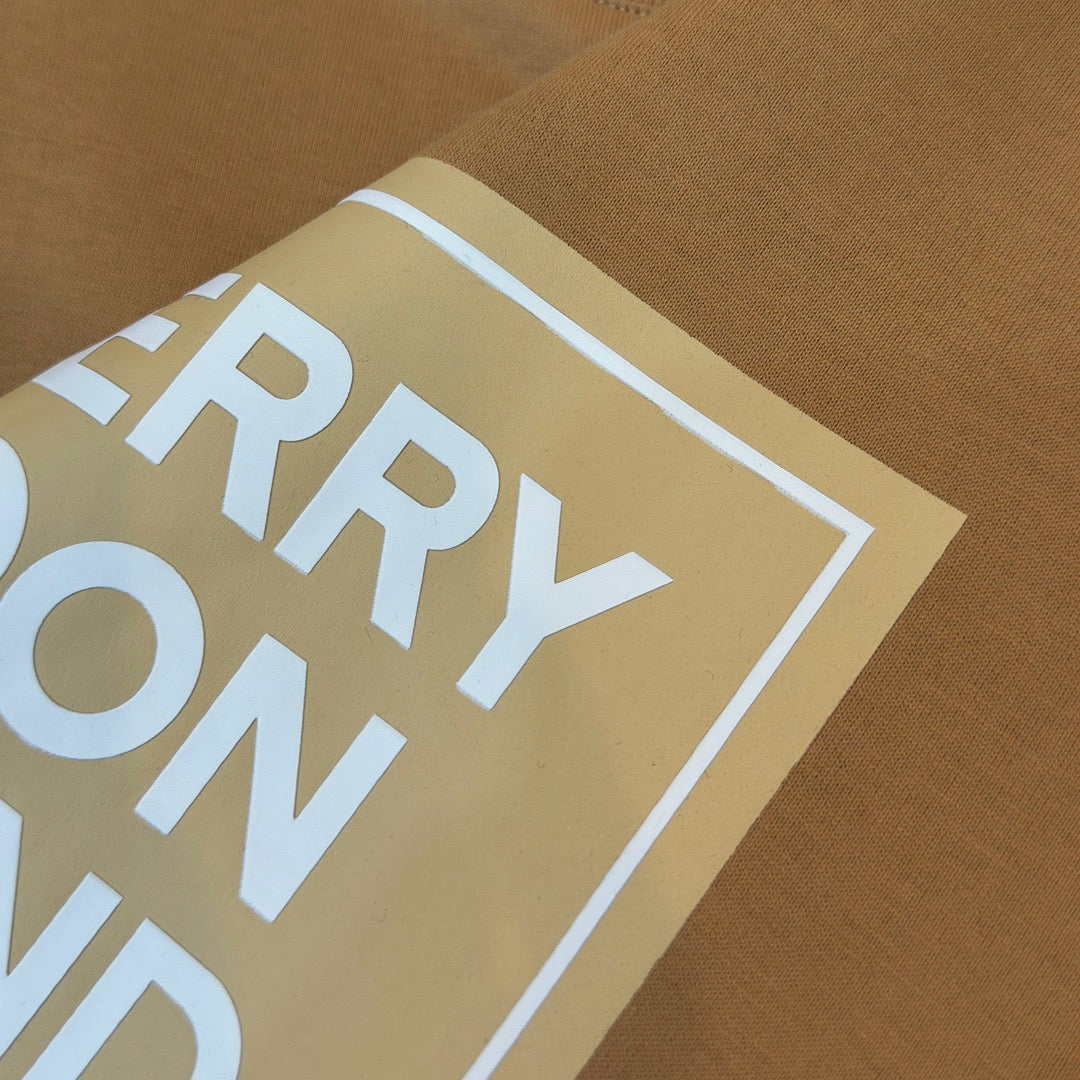 Schwarzes, weißes, khakifarbenes und graues T-Shirt