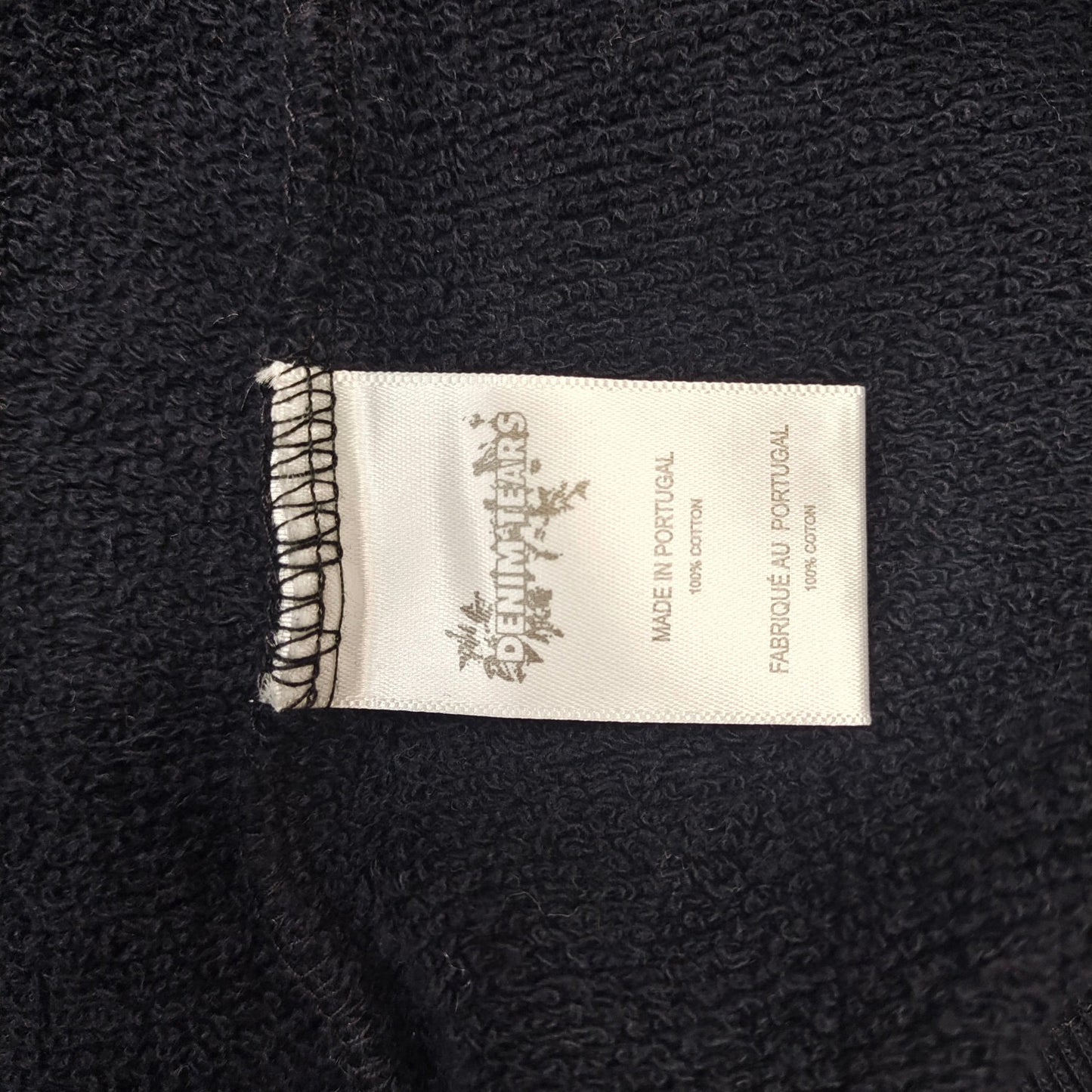 جارزة سوداء بقبعة شتوية