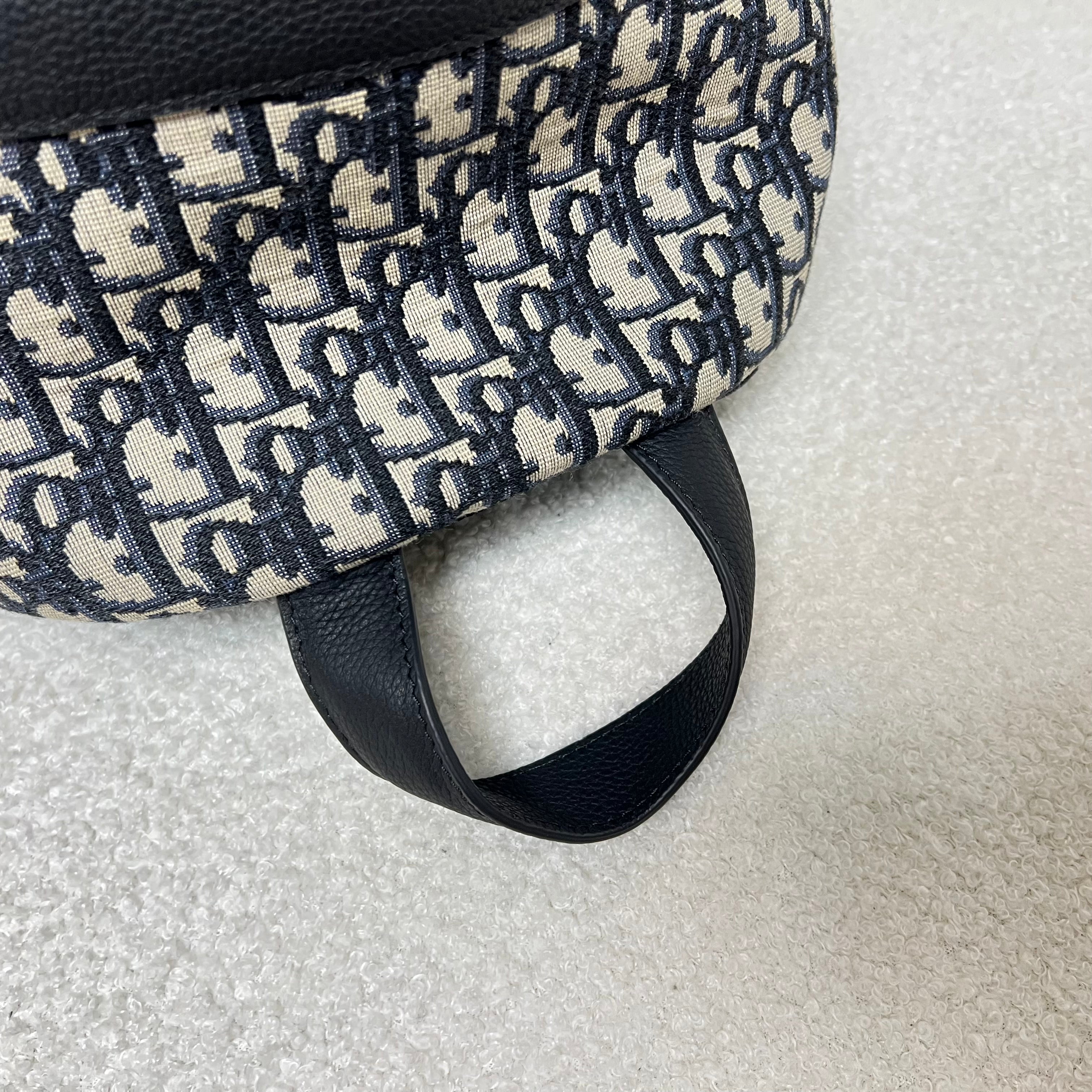 Blaue und schwarzgraue Tasche