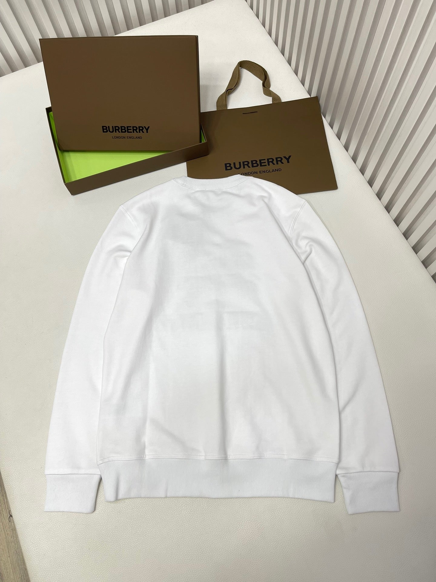 Schwarz-weißes Sweatshirt