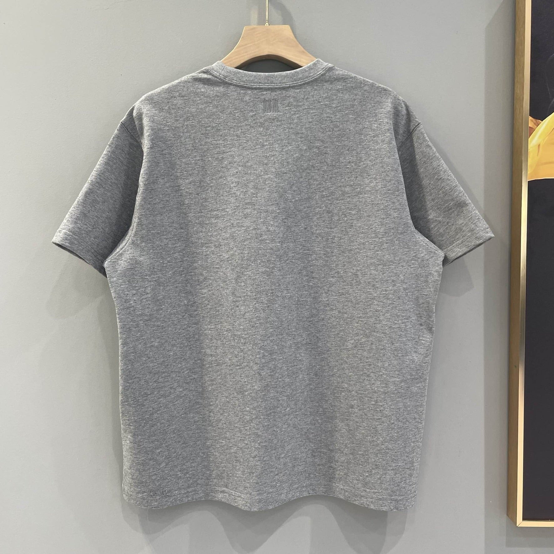 Weißes, schwarzes und graues T-Shirt