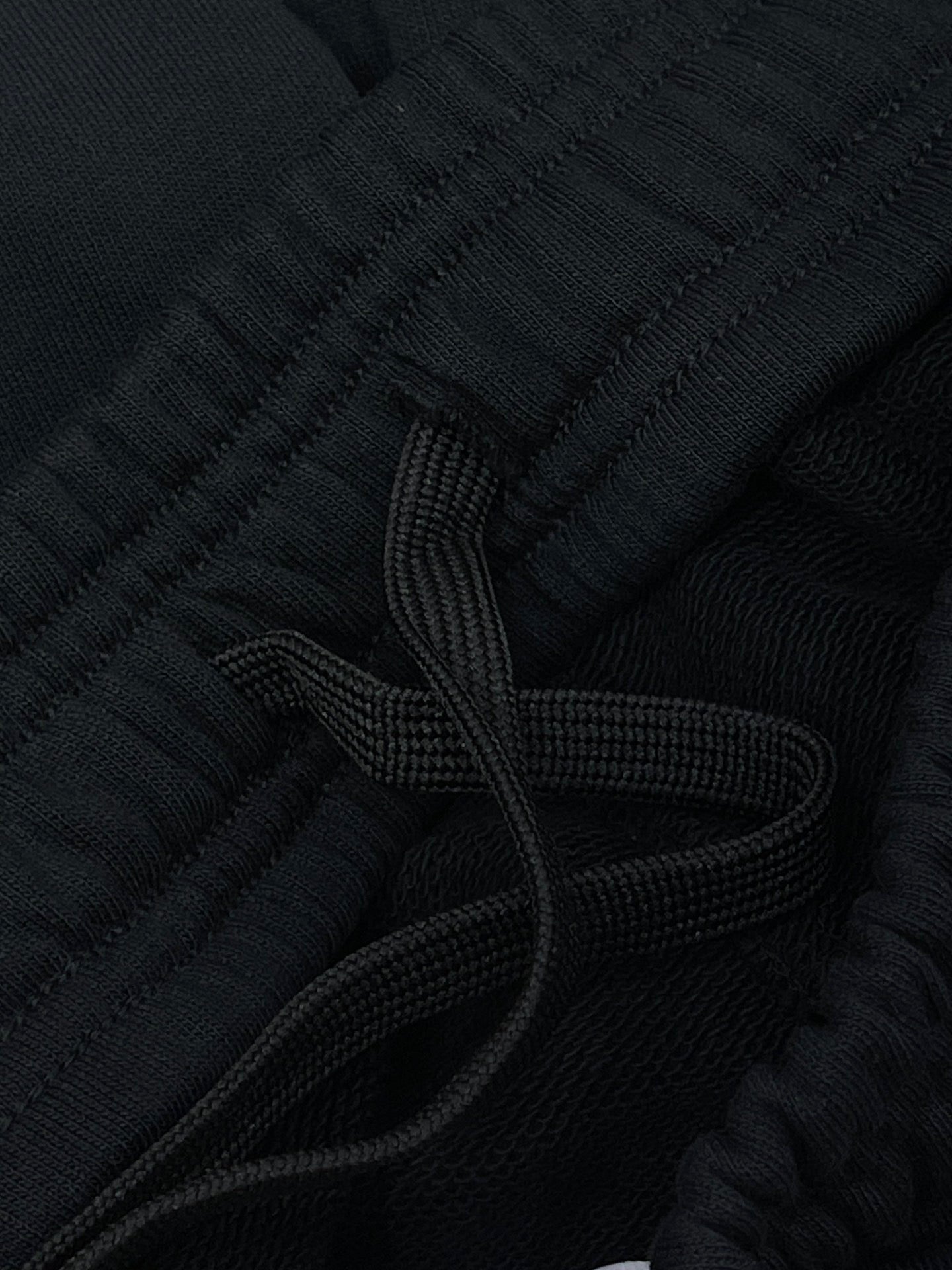 Schwarze und khakifarbene Shorts