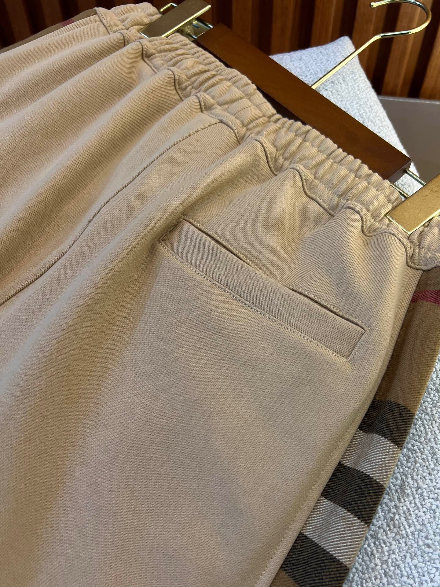 Schwarze, graue, khakifarbene und blaue Hose