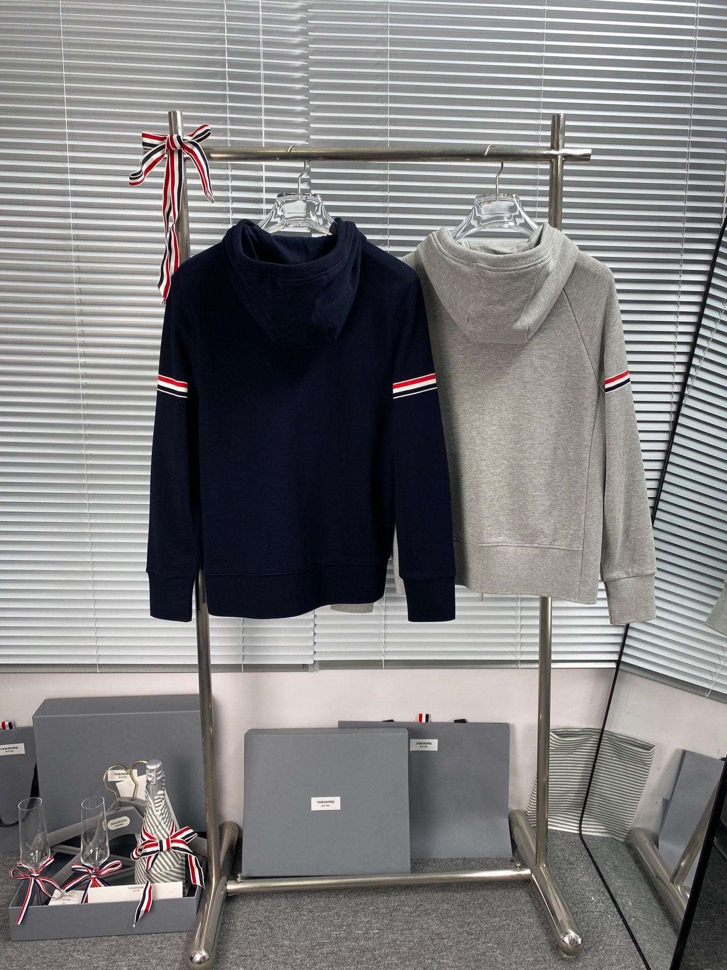 Dunkelblaue und graue Jacke