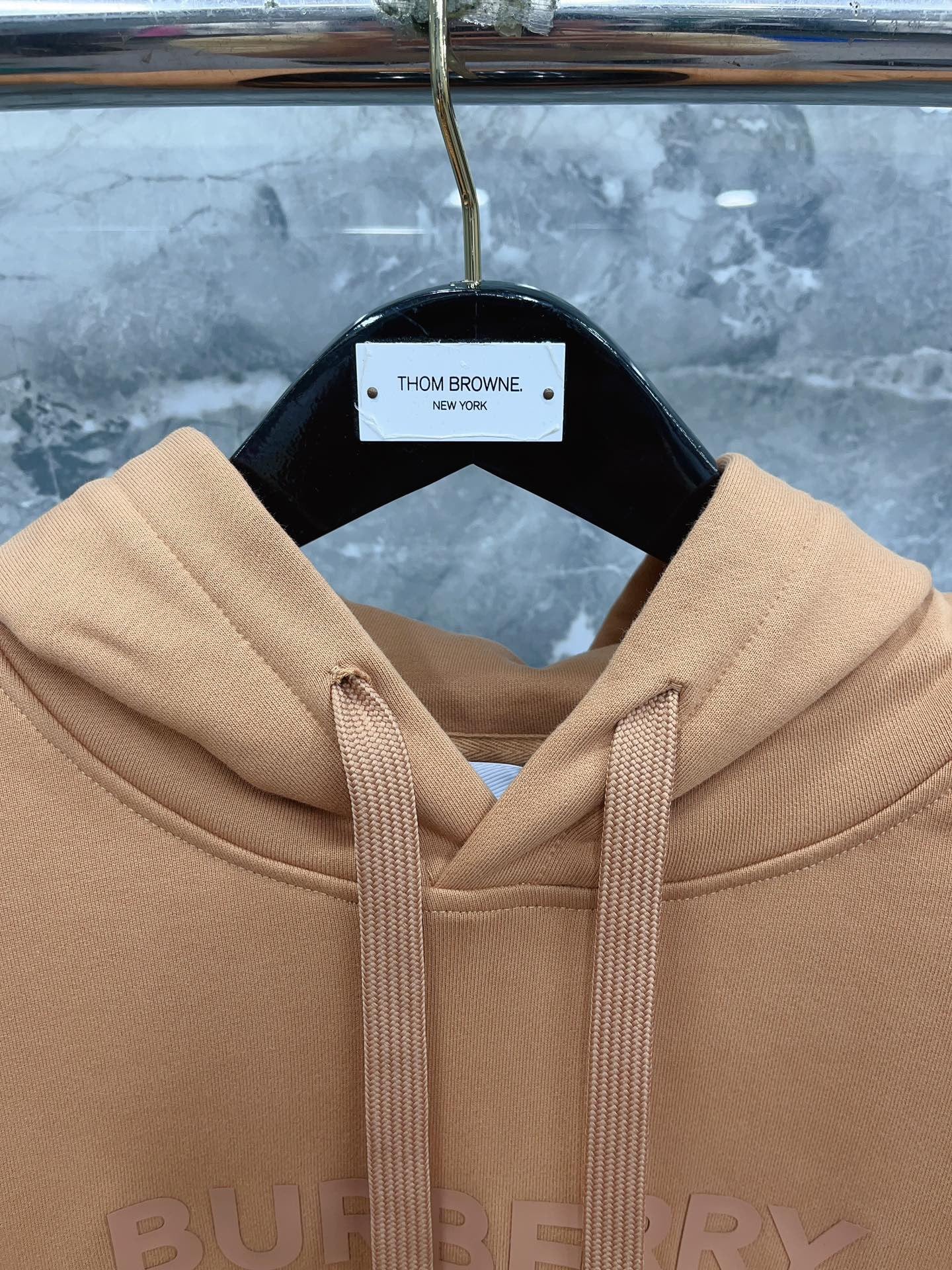 Kapuzenpullover in Schwarz, Khaki, Blau und Rot
