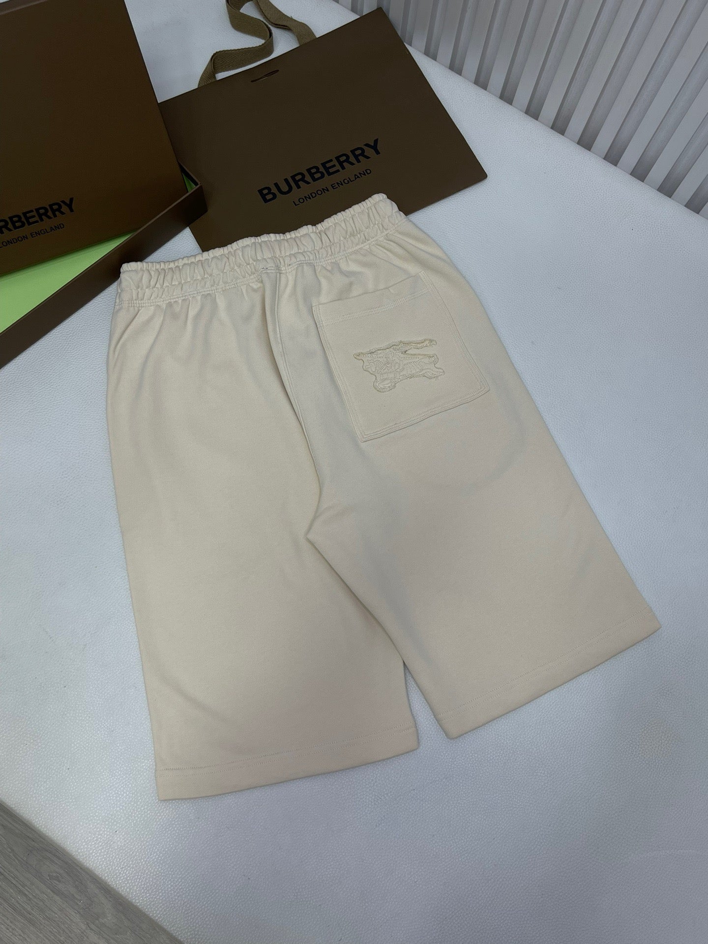 Schwarz, Weiß und Grün Short