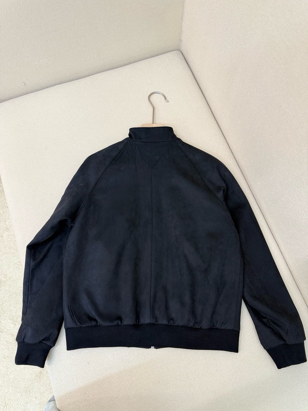 Schwarze und khakifarbene Jacke