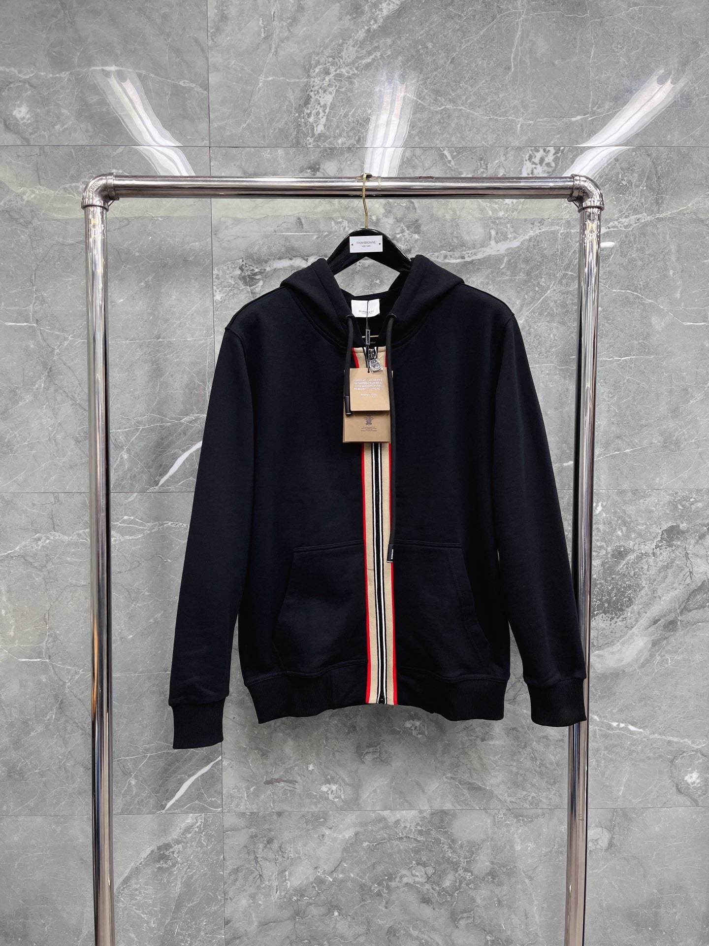 Schwarze, blaue und graue Jacke