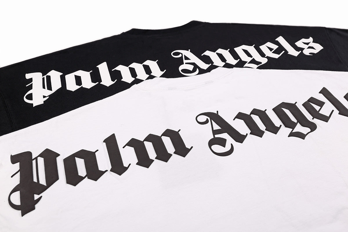 Schwarz-weißes T-Shirt