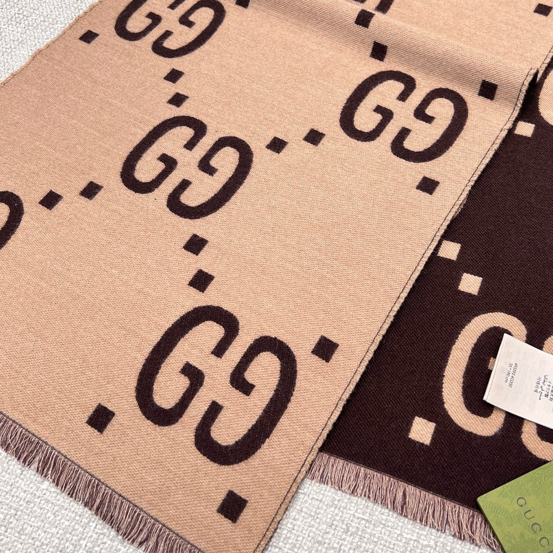 Bufanda color caqui rojo oscuro