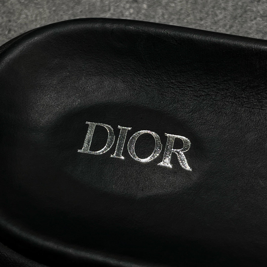 أحذية سوداء ورمادية