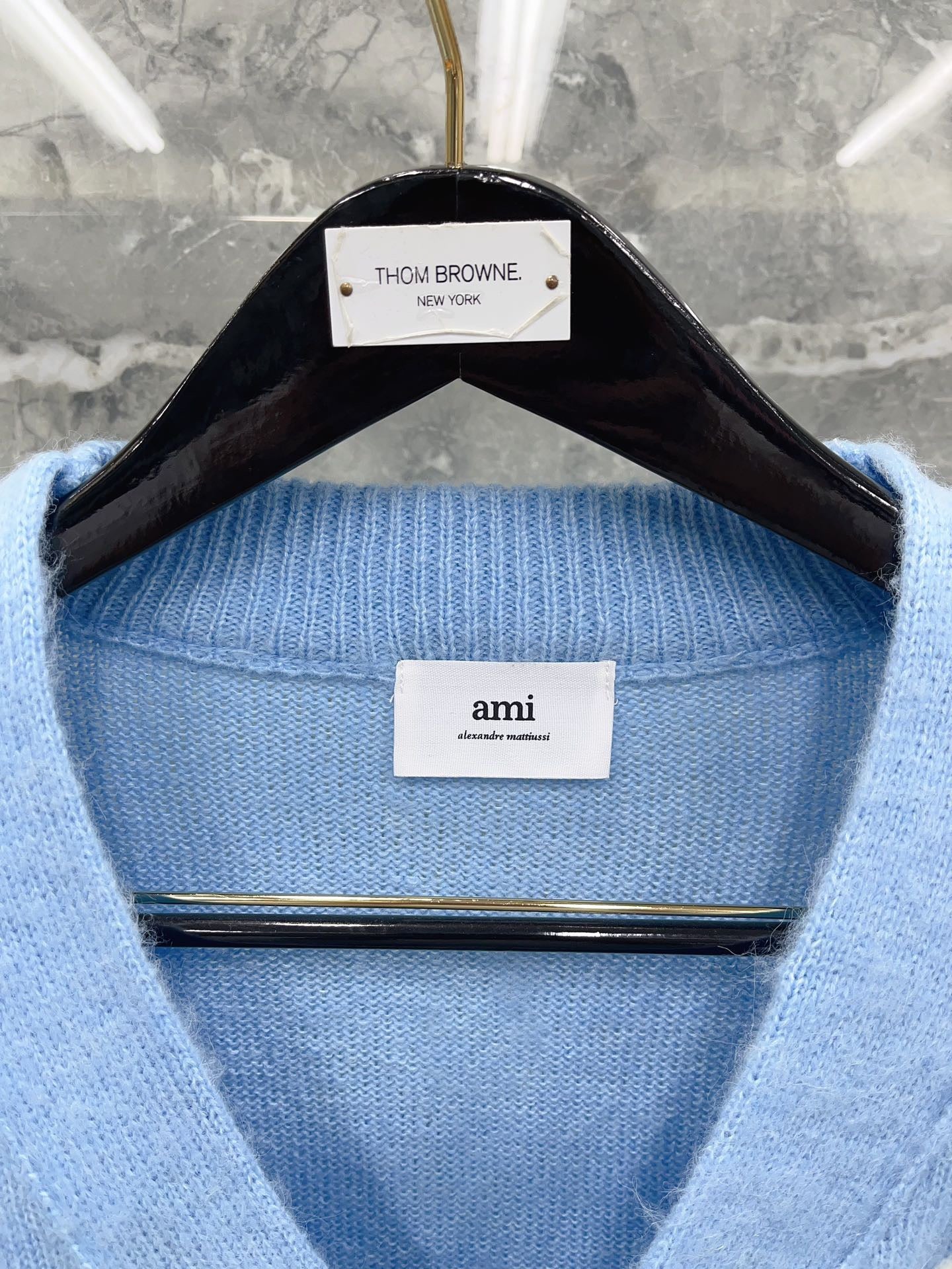 سترة باللون الوردي والأزرق الفاتح