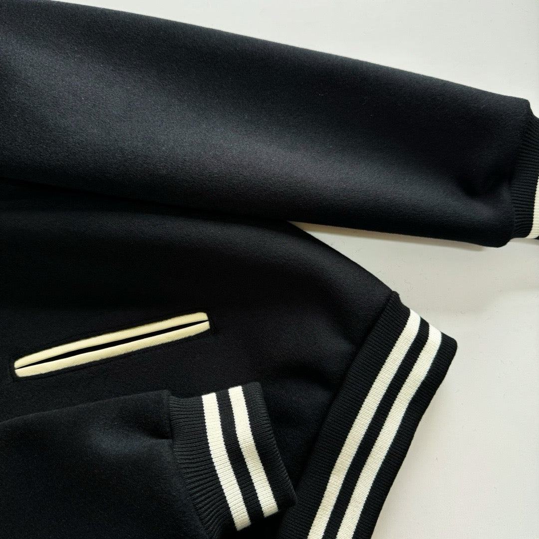 Schwarze weiße Jacke