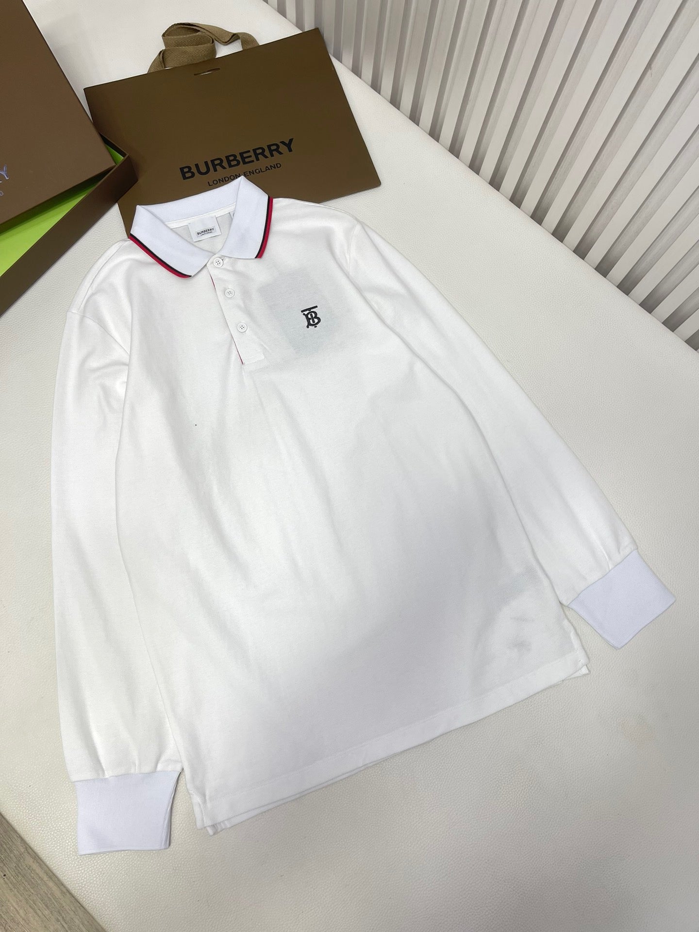 Poloshirt in Schwarz, Weiß, Marineblau und Hellblau