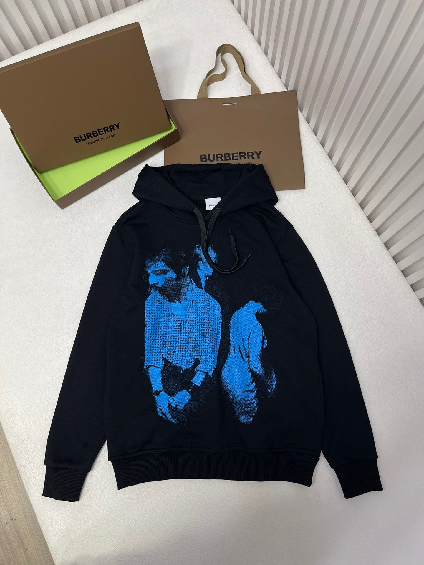 Schwarzer Hoodie