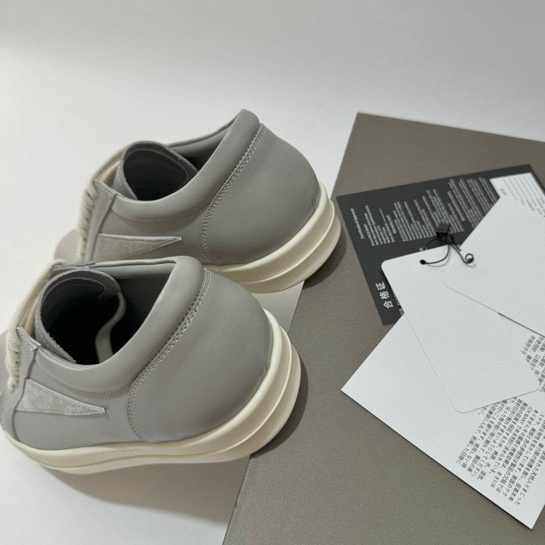 Mehrfarbige Schuhe