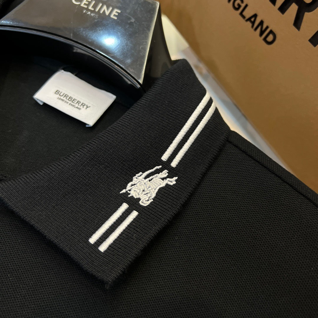 schwarzes und weißes Poloshirt