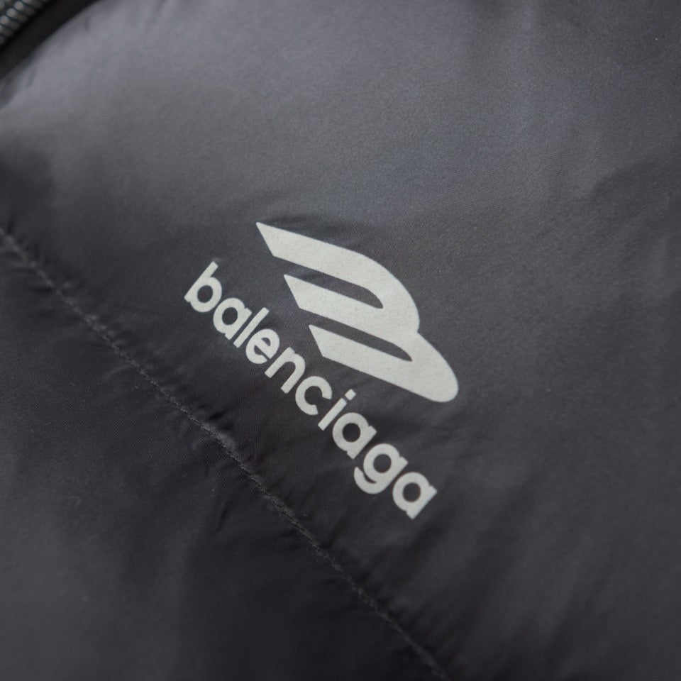 Schwarze und weiße Jacke