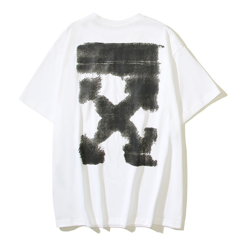 Dunkelschwarzes, schwarz-weißes T-Shirt